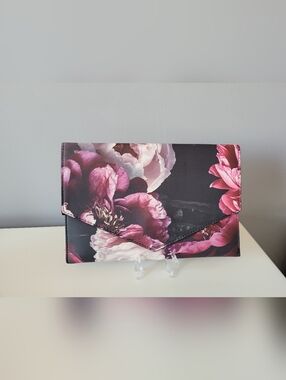 Saint Ivvy Mika Clutch, BNWOT